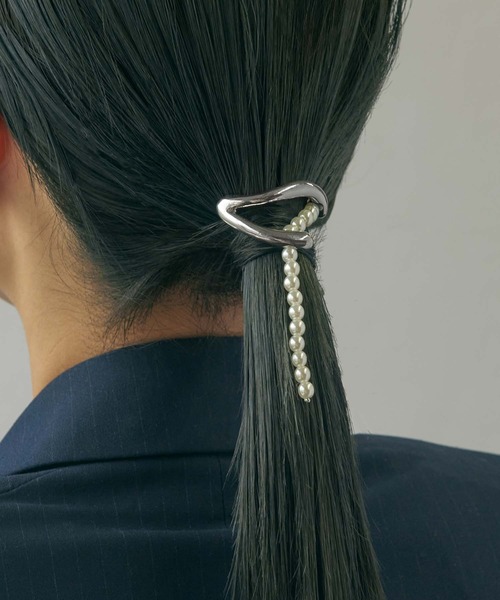 GOLDY(ゴールディ)の「メタル ライン ハング パール ヘアカフ(ヘアゴム・レディース・ゴールド/シルバー系その他/ゴールド系その他/シルバー・FREE)」の2枚目の写真