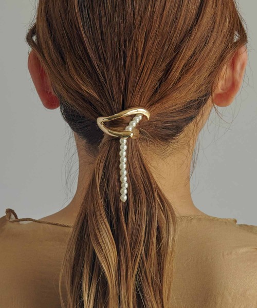 GOLDY(ゴールディ)の「メタル ライン ハング パール ヘアカフ(ヘアゴム・レディース・ゴールド/シルバー系その他/ゴールド系その他/シルバー・FREE)」の4枚目の写真