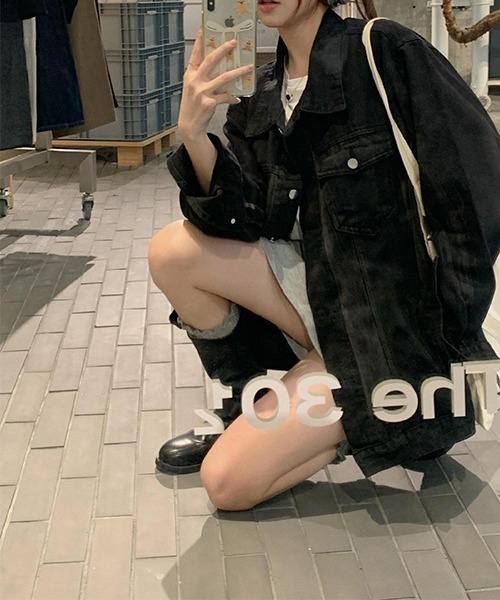 c.u.l(シーユーエル)の「ウォッシュ加工 オーバーサイズ デニムジャケット culw748(デニムジャケット・レディース・ブラック・L/M)」の12枚目の写真