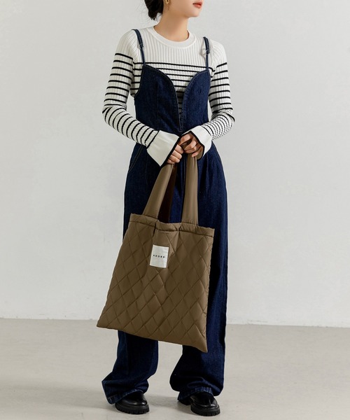 DAY CLOSET(デイ クローゼット)の「【A4対応】ムード漂う英字タグキルティングトートバッグ(トートバッグ・レディース・ブラック/カーキ/モカ・ONE SIZE)」の10枚目の写真