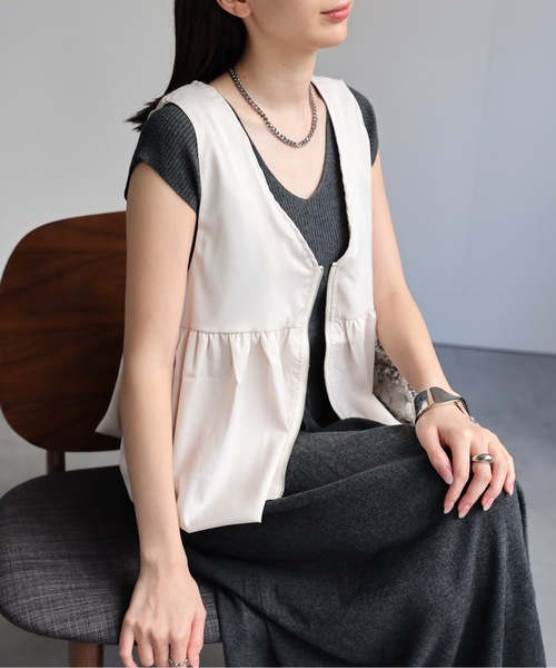 sakishimatokyo（サキシマトーキョー）の「サテン ペプラムVネックベスト（ベスト・レディース・ブラック/アイボリー・FREE）」の17枚目の写真