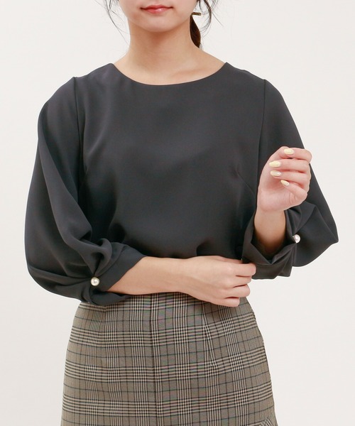 ASTORIA ODIER(アストリアオディール)の「袖パールブラウス(シャツ/ブラウス・レディース・ブラック/チャコールグレー/ホワイト/ライトグレー・MEDIUM)」の1枚目の写真