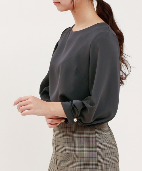 ASTORIA ODIER(アストリアオディール)の「袖パールブラウス(シャツ/ブラウス・レディース・ブラック/チャコールグレー/ホワイト/ライトグレー・MEDIUM)」の14枚目の写真