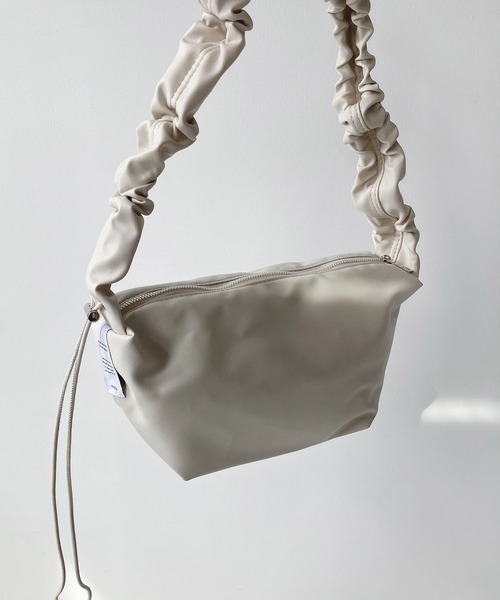 AS KNOW AS plus（アズノゥアズプラス）の「◇ギャザーハンドル ドロストミニショルダーバッグ（ショルダーバッグ・レディース・シルバー系その他/ブラック系/アイボリー系/ブラック系その他・FREE）」の3枚目の写真