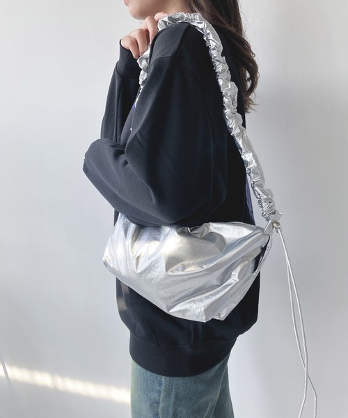 AS KNOW AS plus（アズノゥアズプラス）の「◇ギャザーハンドル ドロストミニショルダーバッグ（ショルダーバッグ・レディース・シルバー系その他/ブラック系/アイボリー系/ブラック系その他・FREE）」の4枚目の写真