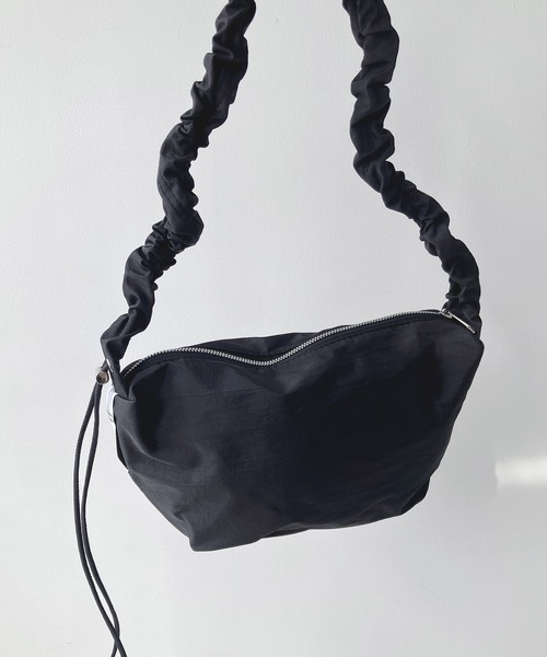 AS KNOW AS plus（アズノゥアズプラス）の「◇ギャザーハンドル ドロストミニショルダーバッグ（ショルダーバッグ・レディース・シルバー系その他/ブラック系/アイボリー系/ブラック系その他・FREE）」の8枚目の写真