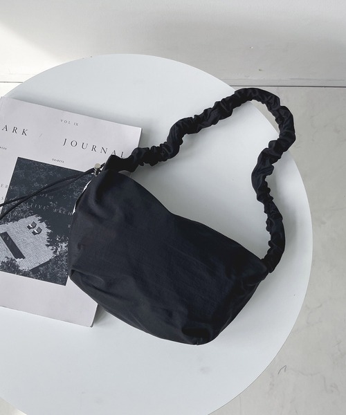 AS KNOW AS plus（アズノゥアズプラス）の「◇ギャザーハンドル ドロストミニショルダーバッグ（ショルダーバッグ・レディース・シルバー系その他/ブラック系/アイボリー系/ブラック系その他・FREE）」の9枚目の写真