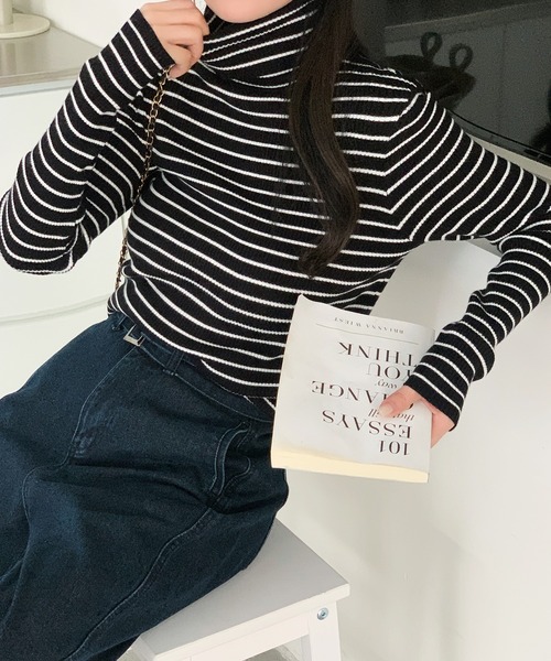 フィット感の良い美シルエット。タートルネックリブニットセーター 
