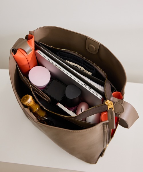 E'POR（エポール）の「【E'POR】Y BAG Shoulder Large【通勤】【A4対応】【ドラマ着用】（ショルダーバッグ・レディース・ライトグレー/ラベンダー/ダークブラウン/ブルー系その他4/ブラック/キナリ/パープル/グレー・FREE）」の22枚目の写真