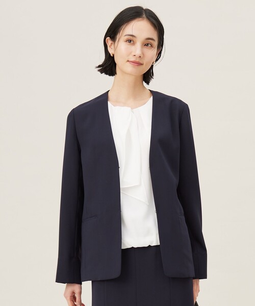 自由区(ジユウク)の「ライトストレッチノーカラー ジャケット(ノーカラージャケット・レディース・ブラック系/ネイビー系・42/36/38/40)」の1枚目の写真