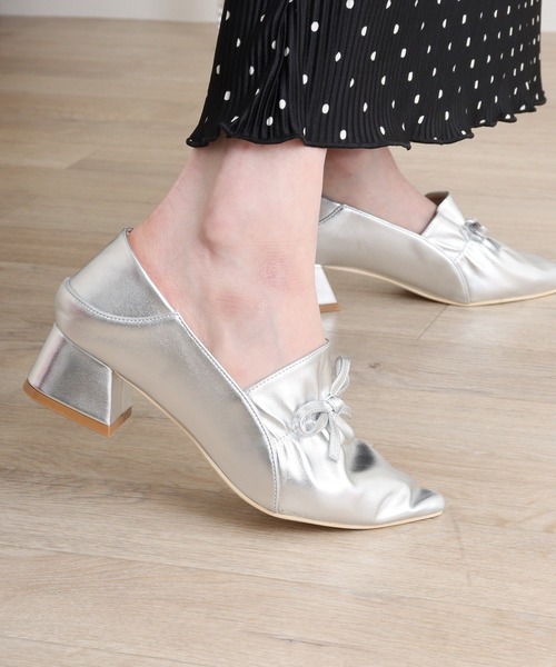 フォロー500円引　光沢あるシルバー リボン付き オーバーサイズコクーン羽織り セール】LIBERTYDOLL ギャザーデザイン リボンパンプス（パンプス