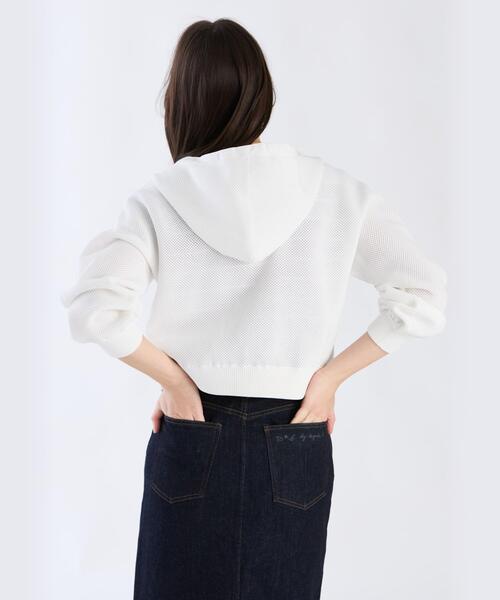 To b. by agnes b.(トゥービーバイアニエスベー)の「メッシュ ニット ミニフーディー(パーカー・レディース・ホワイト・FREE)」の3枚目の写真