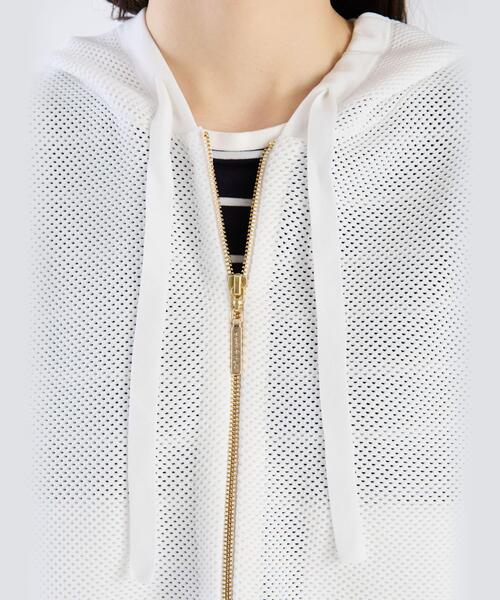 To b. by agnes b.(トゥービーバイアニエスベー)の「メッシュ ニット ミニフーディー(パーカー・レディース・ホワイト・FREE)」の5枚目の写真