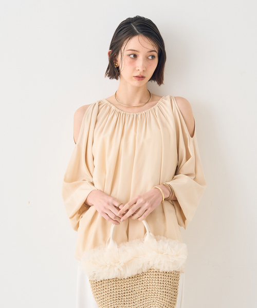 EMMA　ROUGE VIF（エマルージュヴィフ）の「【一部店舗限定】オープンショルダーブラウス（シャツ/ブラウス・レディース・ベージュ/アイボリー・フリー）」の9枚目の写真