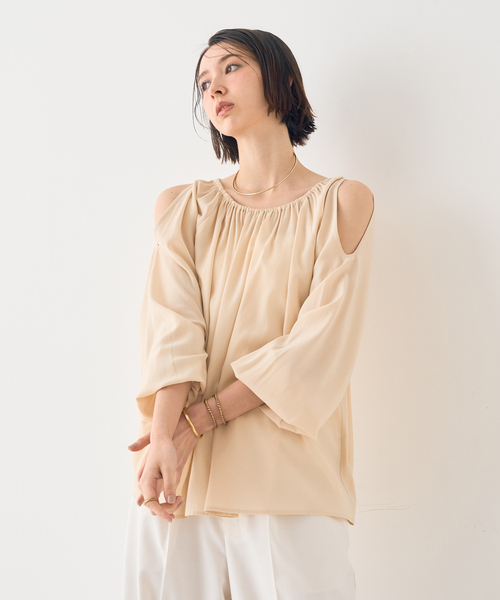 EMMA　ROUGE VIF（エマルージュヴィフ）の「【一部店舗限定】オープンショルダーブラウス（シャツ/ブラウス・レディース・ベージュ/アイボリー・フリー）」の11枚目の写真