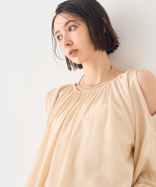 EMMA　ROUGE VIF（エマルージュヴィフ）の「【一部店舗限定】オープンショルダーブラウス（シャツ/ブラウス・レディース・ベージュ/アイボリー・フリー）」の12枚目の写真
