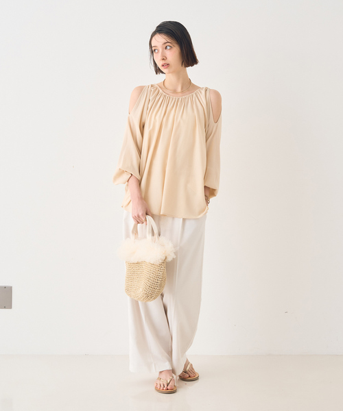 EMMA　ROUGE VIF（エマルージュヴィフ）の「【一部店舗限定】オープンショルダーブラウス（シャツ/ブラウス・レディース・ベージュ/アイボリー・フリー）」の17枚目の写真