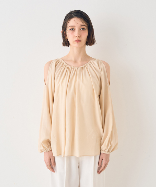 EMMA　ROUGE VIF（エマルージュヴィフ）の「【一部店舗限定】オープンショルダーブラウス（シャツ/ブラウス・レディース・ベージュ/アイボリー・フリー）」の19枚目の写真
