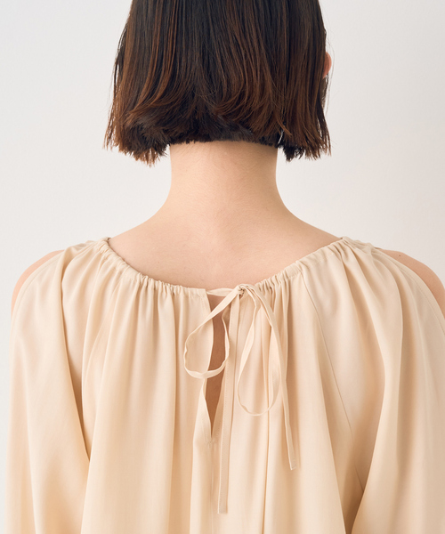 EMMA　ROUGE VIF（エマルージュヴィフ）の「【一部店舗限定】オープンショルダーブラウス（シャツ/ブラウス・レディース・ベージュ/アイボリー・フリー）」の22枚目の写真