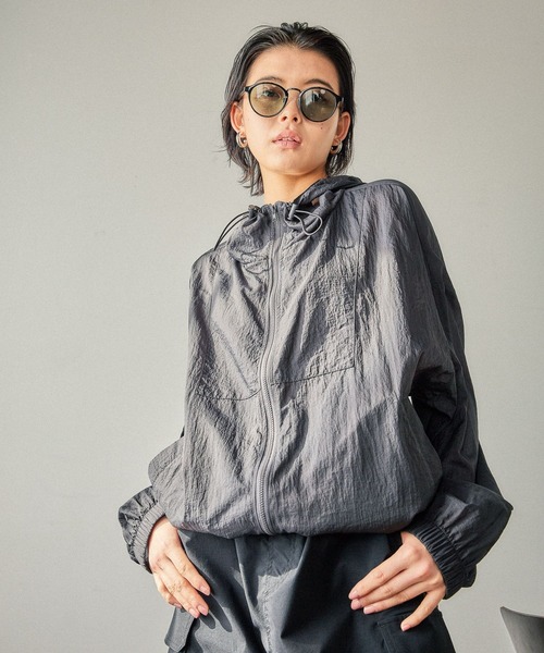 BAYFLOW（ベイフロー）の「[軽くてさらりとした肌触り]シアージップパーカー（ナイロンジャケット・レディース・チャコール/ベージュ/オフホワイト・FREE）」の2枚目の写真