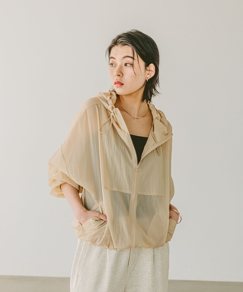 BAYFLOW（ベイフロー）の「[軽くてさらりとした肌触り]シアージップパーカー（ナイロンジャケット・レディース・チャコール/ベージュ/オフホワイト・FREE）」の11枚目の写真