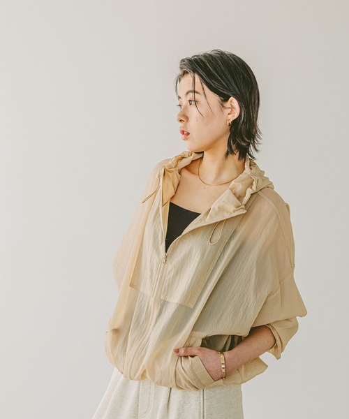 BAYFLOW（ベイフロー）の「[軽くてさらりとした肌触り]シアージップパーカー（ナイロンジャケット・レディース・チャコール/ベージュ/オフホワイト・FREE）」の14枚目の写真