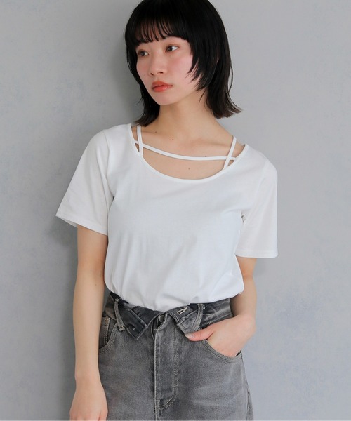cheriella(シェリエラ)の「【cheriella】ネックデザイントップス NECK DESIGN TOPS(Tシャツ/カットソー・レディース・オフホワイト/チャコールグレー/ブラック・M)」の1枚目の写真