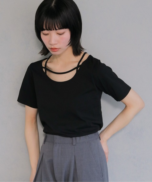 cheriella(シェリエラ)の「【cheriella】ネックデザイントップス NECK DESIGN TOPS(Tシャツ/カットソー・レディース・オフホワイト/チャコールグレー/ブラック・M)」の2枚目の写真