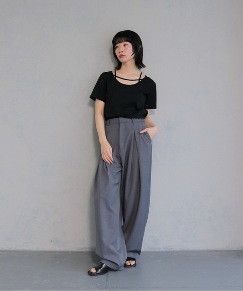 cheriella(シェリエラ)の「【cheriella】ネックデザイントップス NECK DESIGN TOPS(Tシャツ/カットソー・レディース・オフホワイト/チャコールグレー/ブラック・M)」の5枚目の写真