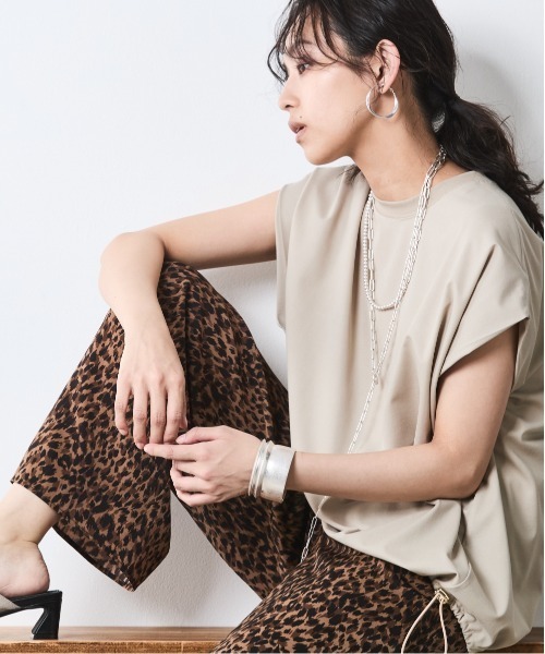 CHIC STYLE(シックスタイル)の「ノースリーブデザインカットソー<大きいサイズ有>シックスタイル(Tシャツ/カットソー・レディース・ブラック/ベージュ・3L/LL/L/M/5L/4L)」の2枚目の写真