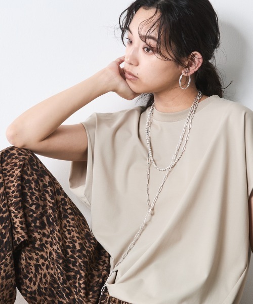 CHIC STYLE(シックスタイル)の「ノースリーブデザインカットソー<大きいサイズ有>シックスタイル(Tシャツ/カットソー・レディース・ブラック/ベージュ・3L/LL/L/M/5L/4L)」の4枚目の写真