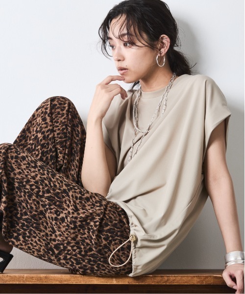 CHIC STYLE(シックスタイル)の「ノースリーブデザインカットソー<大きいサイズ有>シックスタイル(Tシャツ/カットソー・レディース・ブラック/ベージュ・3L/LL/L/M/5L/4L)」の6枚目の写真