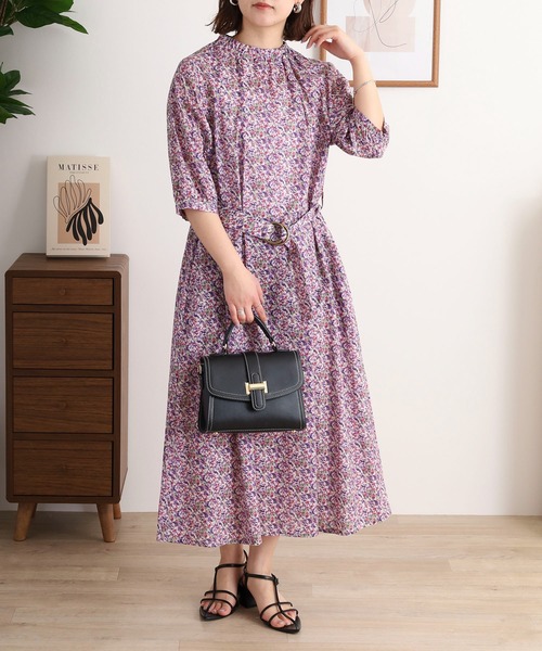 Anna Nicola（アンナニコラ）の「Anna Nicola フラワープリント綿ローン5分袖ワンピース ギャザーネック ベルト付き（ワンピース・レディース・グレイッシュブルー/パープル/キャメル・38）」の3枚目の写真