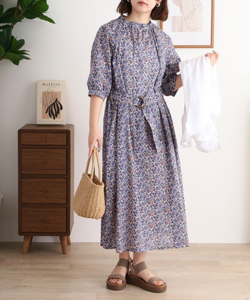 Anna Nicola（アンナニコラ）の「Anna Nicola フラワープリント綿ローン5分袖ワンピース ギャザーネック ベルト付き（ワンピース・レディース・グレイッシュブルー/パープル/キャメル・38）」の2枚目の写真
