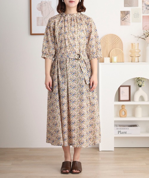 Anna Nicola（アンナニコラ）の「Anna Nicola フラワープリント綿ローン5分袖ワンピース ギャザーネック ベルト付き（ワンピース・レディース・グレイッシュブルー/パープル/キャメル・38）」の13枚目の写真