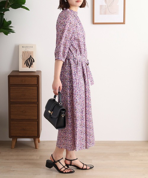 Anna Nicola（アンナニコラ）の「Anna Nicola フラワープリント綿ローン5分袖ワンピース ギャザーネック ベルト付き（ワンピース・レディース・グレイッシュブルー/パープル/キャメル・38）」の8枚目の写真