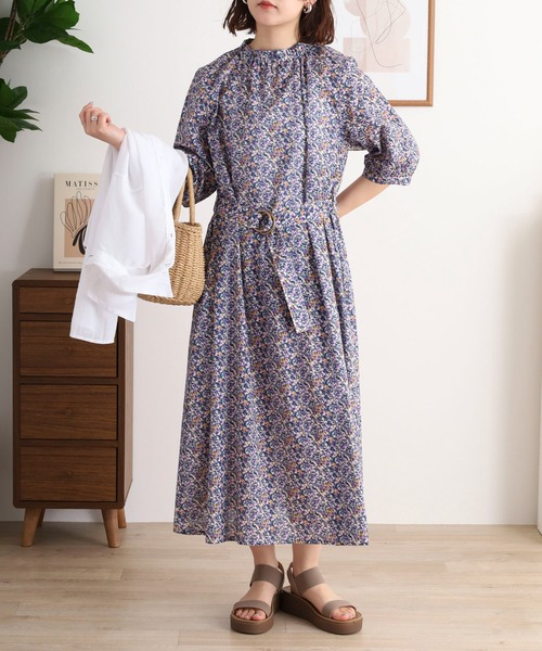 Anna Nicola（アンナニコラ）の「Anna Nicola フラワープリント綿ローン5分袖ワンピース ギャザーネック ベルト付き（ワンピース・レディース・グレイッシュブルー/パープル/キャメル・38）」の4枚目の写真