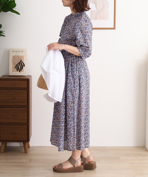 Anna Nicola（アンナニコラ）の「Anna Nicola フラワープリント綿ローン5分袖ワンピース ギャザーネック ベルト付き（ワンピース・レディース・グレイッシュブルー/パープル/キャメル・38）」の6枚目の写真