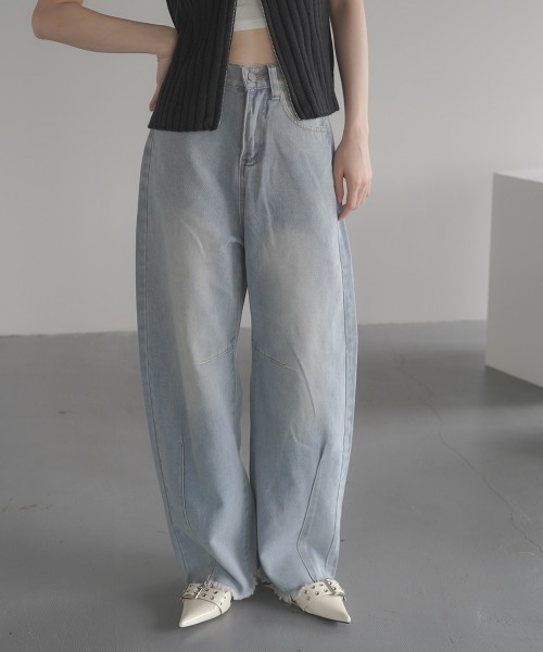 Clum(クルム)の「hem fringe design Full length curved denim pants / 裾フリンジデザインフルレングスカーブデニムパンツ(デニムパンツ・レディース・ブルー/ライトブルー/ブラック・SMALL/MEDIUM)」の2枚目の写真