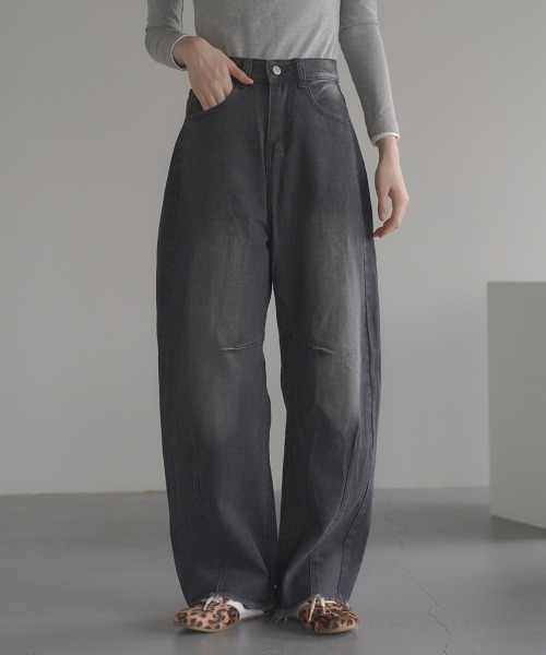 Clum(クルム)の「hem fringe design Full length curved denim pants / 裾フリンジデザインフルレングスカーブデニムパンツ(デニムパンツ・レディース・ブルー/ライトブルー/ブラック・SMALL/MEDIUM)」の4枚目の写真