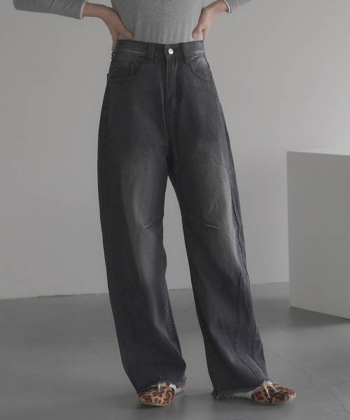 Clum(クルム)の「hem fringe design Full length curved denim pants / 裾フリンジデザインフルレングスカーブデニムパンツ(デニムパンツ・レディース・ブルー/ライトブルー/ブラック・SMALL/MEDIUM)」の5枚目の写真
