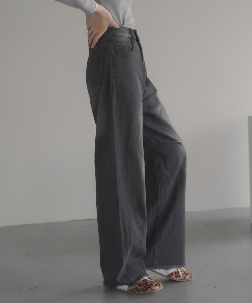 Clum(クルム)の「hem fringe design Full length curved denim pants / 裾フリンジデザインフルレングスカーブデニムパンツ(デニムパンツ・レディース・ブルー/ライトブルー/ブラック・SMALL/MEDIUM)」の7枚目の写真