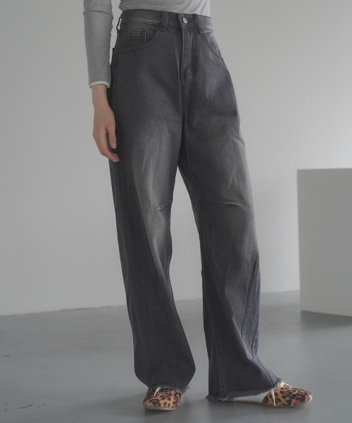Clum(クルム)の「hem fringe design Full length curved denim pants / 裾フリンジデザインフルレングスカーブデニムパンツ(デニムパンツ・レディース・ブルー/ライトブルー/ブラック・SMALL/MEDIUM)」の9枚目の写真