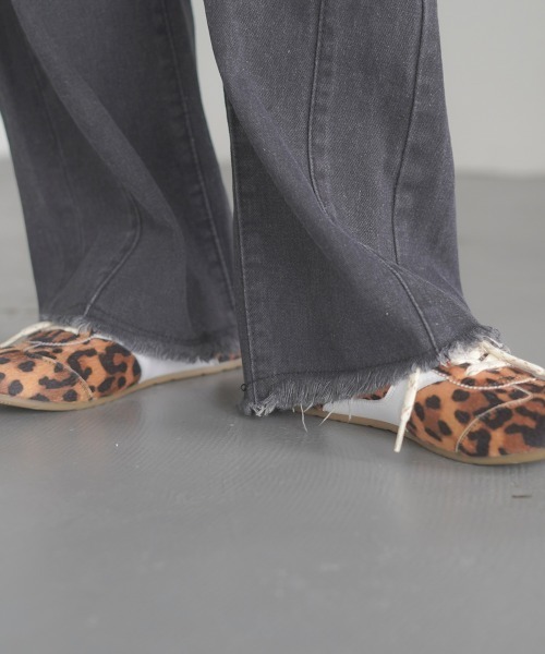 Clum(クルム)の「hem fringe design Full length curved denim pants / 裾フリンジデザインフルレングスカーブデニムパンツ(デニムパンツ・レディース・ブルー/ライトブルー/ブラック・SMALL/MEDIUM)」の14枚目の写真