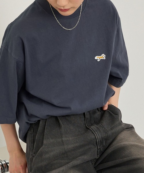 PENNEYS（ぺニーズ）の「PENNEYS/ペニーズ 別注 THE FOX ロゴ ヴィンテージ加工 ワンポイントワッペン刺繍 ビッグシルエット半袖Tシャツ（Tシャツ/カットソー・レディース・アイボリー/ブラック/ライトカーキ/ブラウン/レッド/ネイビー・L/M/S）」の5枚目の写真