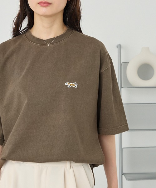 PENNEYS（ぺニーズ）の「PENNEYS/ペニーズ 別注 THE FOX ロゴ ヴィンテージ加工 ワンポイントワッペン刺繍 ビッグシルエット半袖Tシャツ（Tシャツ/カットソー・レディース・アイボリー/ブラック/ライトカーキ/ブラウン/レッド/ネイビー・L/M/S）」の2枚目の写真