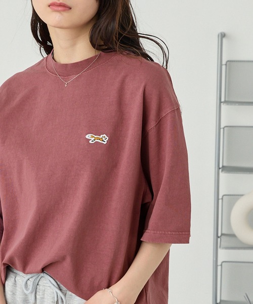 PENNEYS（ぺニーズ）の「PENNEYS/ペニーズ 別注 THE FOX ロゴ ヴィンテージ加工 ワンポイントワッペン刺繍 ビッグシルエット半袖Tシャツ（Tシャツ/カットソー・レディース・アイボリー/ブラック/ライトカーキ/ブラウン/レッド/ネイビー・L/M/S）」の15枚目の写真