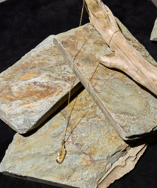 HARIM(ハリム)の「HARIM ハリム / EX TINY FEATHER PENDANT シルバー925タイニーフェザーネックレス / HRPM004 GP(ネックレス・メンズ・ゴールド・FREE)」の4枚目の写真