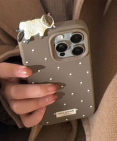 ammy.(エイミードット)の「【 ammy. / エイミードット 】 ひと休み ネコ ドット柄 Iphone ケース/13.14.15.16(スマホケース/カバー・レディース・レッド/ブラウン/ブルー/ピンク/アイボリー・iPhone 13/14/iPhone 16/iPhone 15/iPhone 17)」の2枚目の写真
