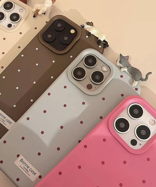 ammy.(エイミードット)の「【 ammy. / エイミードット 】 ひと休み ネコ ドット柄 Iphone ケース/13.14.15.16(スマホケース/カバー・レディース・レッド/ブラウン/ブルー/ピンク/アイボリー・iPhone 13/14/iPhone 16/iPhone 15/iPhone 17)」の3枚目の写真